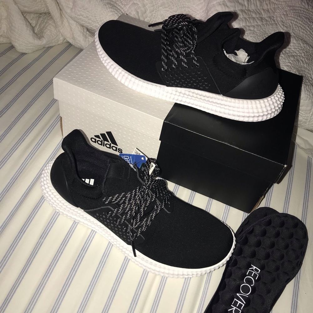 Women’s Addidad athletic 7.5